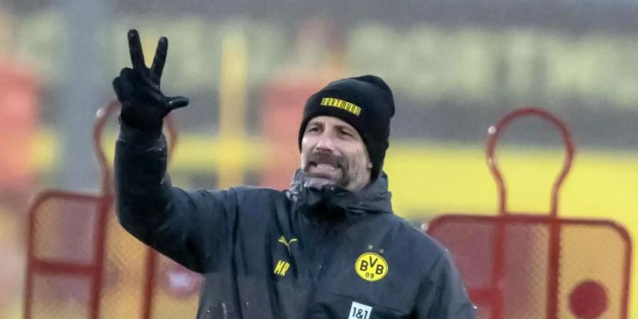 BVB-Trainer Marco Rose erklärt auf dem Trainingsplatz den Dortmund-Profis eine Übung. Foto: Bernd Thissen/dpa/Archivbild