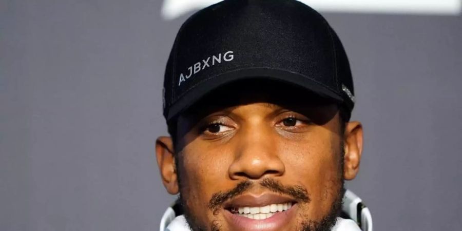 Profiboxer Anthony Joshua spricht während einer Pressekonferenz. Foto: Zac Goodwin/PA Wire/dpa