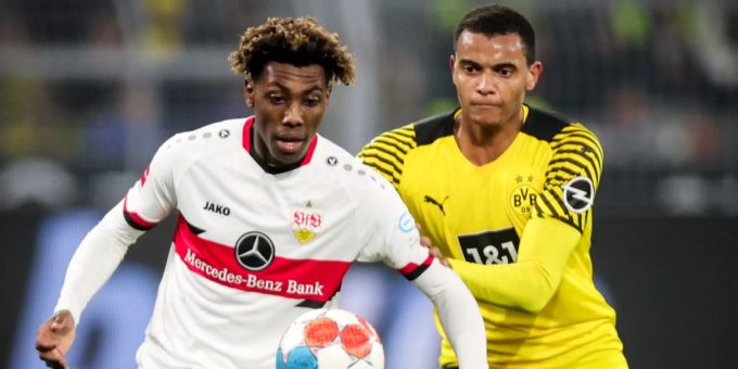 Manuel Akanji (r.) ist erfolgreich am rechten Knie operiert worden. Manuel Akanji BVB