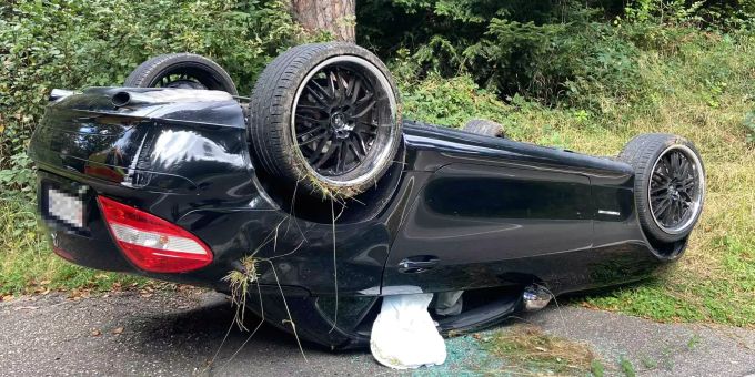 Am Fahrzeug entstand Totalschaden in der Höhe von zirka 20'000 Franken. Unfall