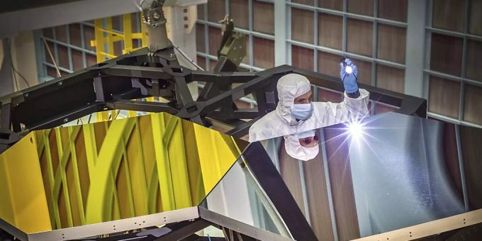 In diesem von der NASA zur Verfügung gestellten Foto vom 29. September 2014 untersucht der Optikingenieur Larkin Carey zwei Testspiegelsegmente an einem Prototyp. Foto: Chris Gunn/NASA via AP/dpa James-Webb-Weltraumteleskop