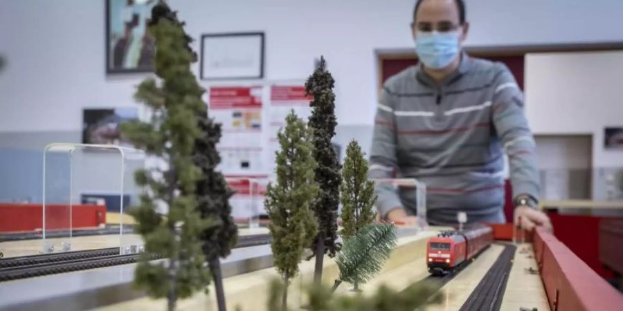 Per Fernbedienung lassen sich auf der Modellanlage im Eisenbahnbetriebsfeld Darmstadt (EBD) auch Bäume über die Strecke legen, um unerwartete Szenarien darstellen zu können. Foto: Frank Rumpenhorst/dpa