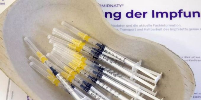 Die Ständige Impfkommission (Stiko) empfiehlt Auffrischimpfungen wegen der Omikron-Variante des Coronavirus bereits nach mindestens drei statt nach sechs Monaten. Foto: Wolfgang Kumm/dpa Die Ständige Impfkommission (Stiko) empfiehlt Auffrischimpfungen wegen der Omikron-Variante des Coronavirus bereits nach mindestens drei statt nach sechs Monaten. Foto: Wolfgang Kumm/dpa