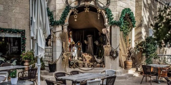 In der Vorweihnachtszeit wird in einem leeren Café vor der Geburtskirche eine Weihnachtskrippe aufgestellt. Foto: Ilia Yefimovich/dpa In der Vorweihnachtszeit wird in einem leeren Café vor der Geburtskirche eine Weihnachtskrippe aufgestellt. Foto: Ilia Yefimovich/dpa