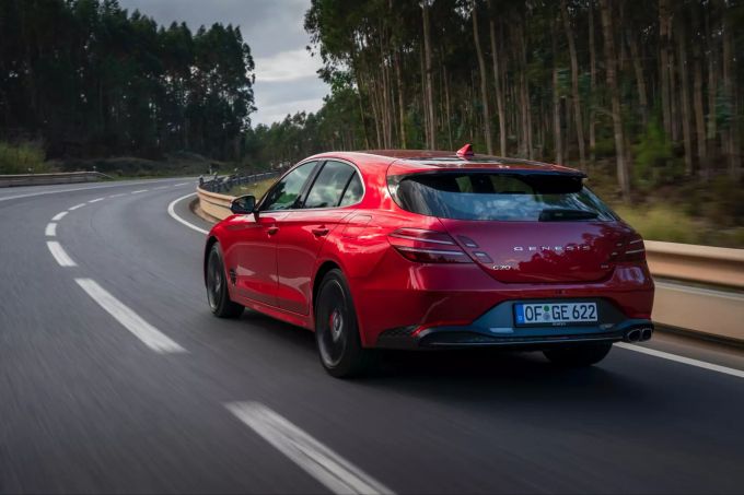 Mit dem Kombiheck macht der Shooting Brake auch von hinten etwas her Genesis G70 Shooting Brake