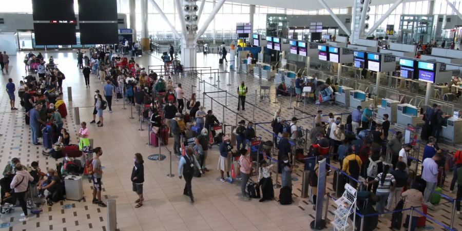 Reisende am Flughafen Kapstadt