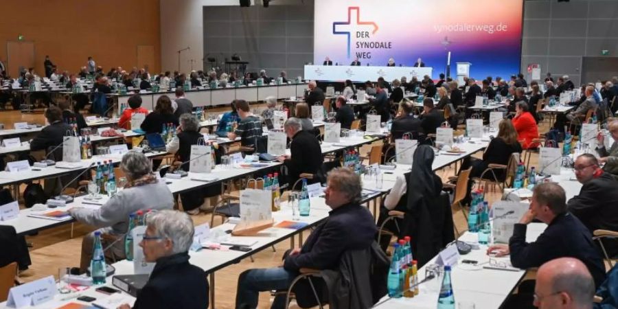 Teilnehmer der Synodalversammlung der katholischen Kirche in Frankfurt am Main. Foto: Arne Dedert/dpa