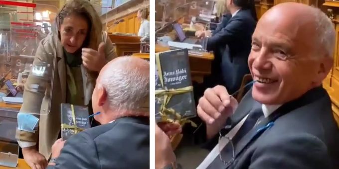 Anne Bäbi Jowäger - SP-Badran schenkt Maurer DVD gegen Impfskeptiker
