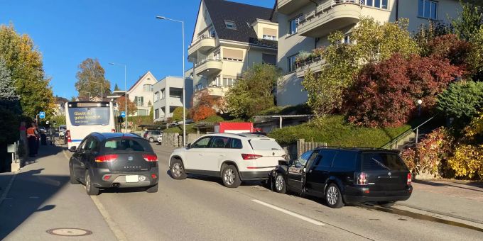 Der Sachschaden am zweiten Fahrzeug beträgt mehrere Tausend Franken. Unfall