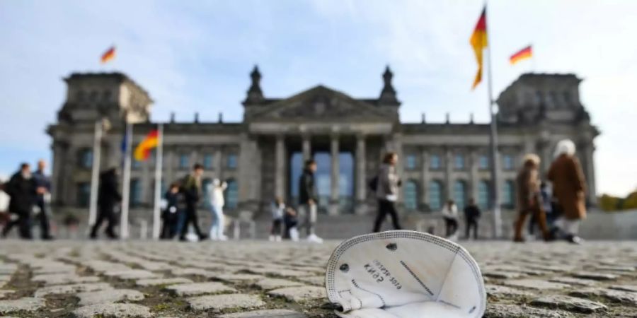 Maske vor dem Reichstag
