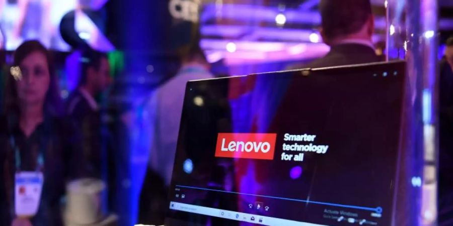 Ein 5G-Personalcomputer des chinesischen Computerherstellers Lenovo, der weltweit erste PC mit 5G-Konnektivität, ist auf der Technik-Messe CES ausgestellt. Foto: Wu Xiaoling/XinHua/dpa