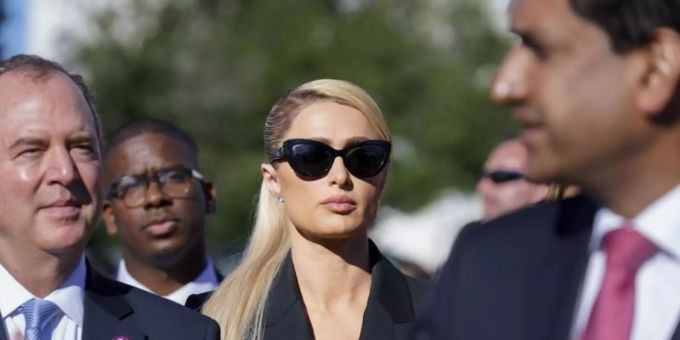 Paris Hilton unterstützt die Gesetzgebung zur Einführung eines Gesetzes über die Rechte von Kindern, die in Heimen untergebracht sind. Foto: J. Scott Applewhite/AP/dpa Paris Hilton unterstützt die Gesetzgebung zur Einführung eines Gesetzes über die Rechte von Kindern, die in Heimen untergebracht sind. Foto: J. Scott Applewhite/AP/dpa