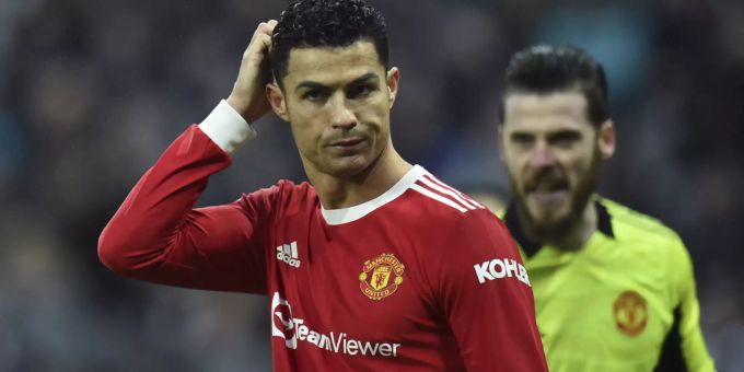Cristiano Ronaldo begeht gegen Newcastle ein rüdes Foulspiel und hat Glück, nicht vom Platz zu fliegen. Cristiano Ronaldo