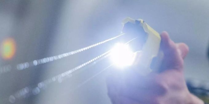 Ein Polizeibeamter demonstriert einen Schuss mit einem Taser. Foto: Rolf Vennenbernd/dpa Ein Polizeibeamter demonstriert einen Schuss mit einem Taser. Foto: Rolf Vennenbernd/dpa
