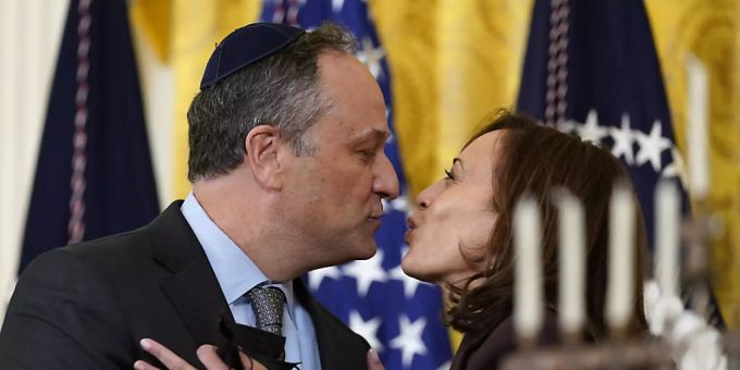 ARCHIV - Kamala Harris, Vizepräsidentin der USA, gibt ihrem Mann, dem Second Gentleman Doug Emhoff einen Kuss während einer Veranstaltung im East Room des Weissen Hauses. Foto: Susan Walsh/AP/dpa ARCHIV - Kamala Harris, Vizepräsidentin der USA, gibt ihrem Mann, dem Second Gentleman Doug Emhoff einen Kuss während einer Veranstaltung im East Room des Weissen Hauses. Foto: Susan Walsh/AP/dpa