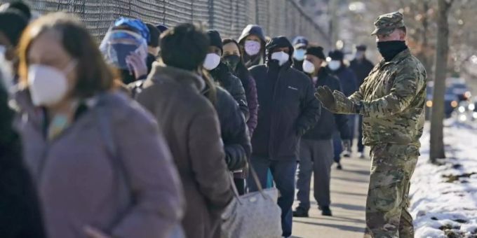 Menschen warten in einer Schlange, um sich in einer Impfstation im Stadtteil Queens gegen das Coronavirus impfen zu lassen. Foto: Seth Wenig/AP/dpa Menschen warten in einer Schlange, um sich in einer Impfstation im Stadtteil Queens gegen das Coronavirus impfen zu lassen. Foto: Seth Wenig/AP/dpa
