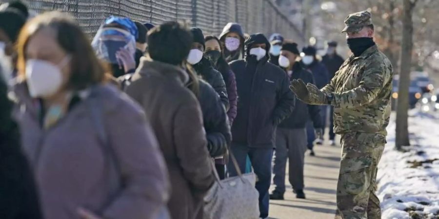 Menschen warten in einer Schlange, um sich in einer Impfstation im Stadtteil Queens gegen das Coronavirus impfen zu lassen. Foto: Seth Wenig/AP/dpa