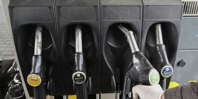 Zapfsäule an einer Tankstelle Zapfsäule an einer Tankstelle