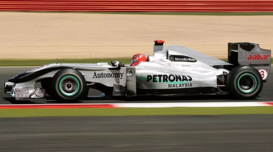 2010 ist alles anders: Mercedes kehrt mit Rekordweltmeister Michael Schumacher – und Petronas-Sponsoring – in die Formel 1 zurück.