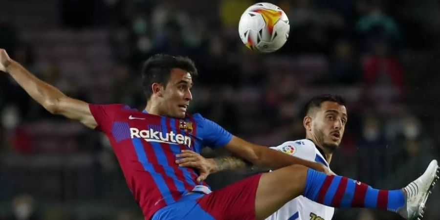 Eric Garcia (l) kam mit dem FC Barcelona gegen Joselu und Deportivo Alaves nicht über ein Remis hinaus. Foto: Joan Monfort/AP/dpa