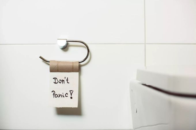 Ein offener Umgang mit Inkontinenz erleichtert gemeinsames Finden von Lösungen. Leere Toilettenpapierrolle