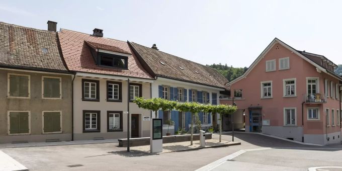 Die Bushaltestelle mit dem Tourismus-Büro in Langenbruck. Die Bushaltestelle mit dem Tourismus-Büro in Langenbruck.