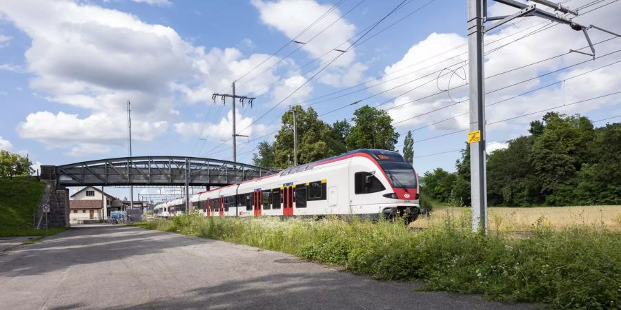 Verkehrsknotenpunkt öffentlicher Nahverkehr in Aesch (BL).