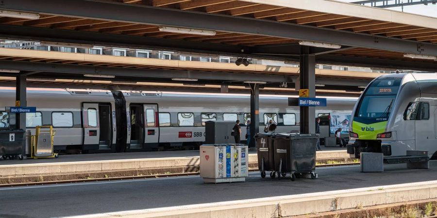 Ein IC der SBB und ein Regionalzug der BLS im Bahnhof Biel.