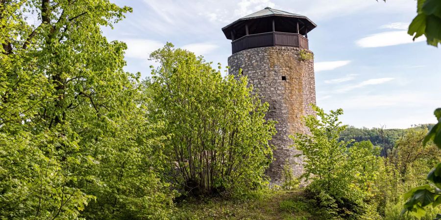 Ein alter Turm in den römischen Ruinen Wartenberg in Muttenz.