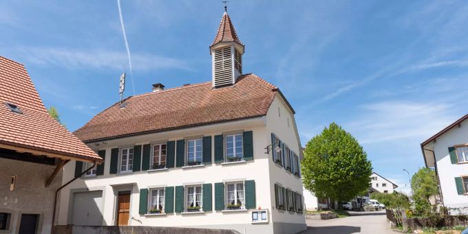Die alte Dorfschule an der Dorfstrasse in Anwil. Die alte Dorfschule an der Dorfstrasse in Anwil.