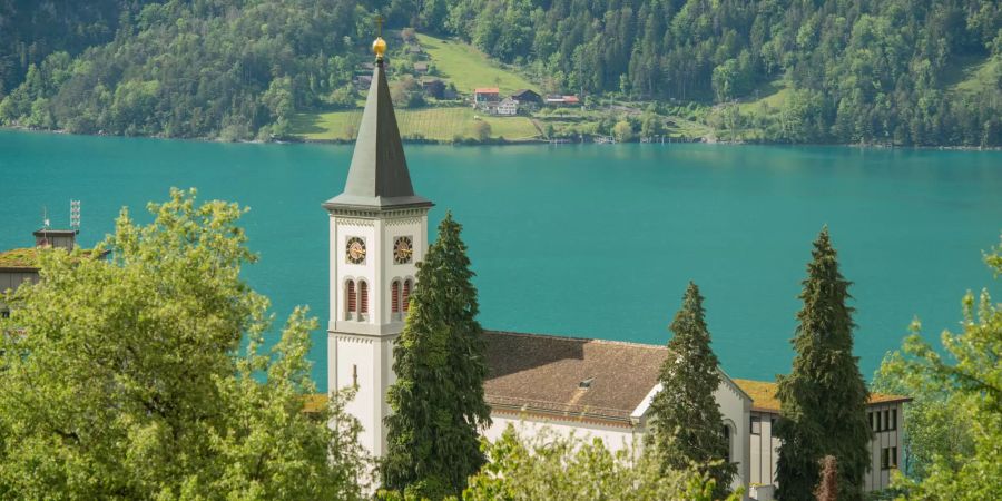 Blick auf den Kirchturm der Kirche St. Gallus in Quarten im Kanton St. Gallen.