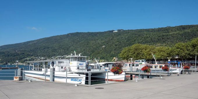 Hafen Biel mit Bielerseeund Motorschiffen. Hafen Biel mit Bielerseeund Motorschiffen.