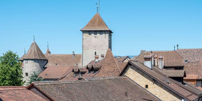 Blick auf das Schloss Murten und dessen Bergfried. Vorne ein Teil der Ringmauer von Murten. Blick auf das Schloss Murten und dessen Bergfried. Vorne ein Teil der Ringmauer von Murten.