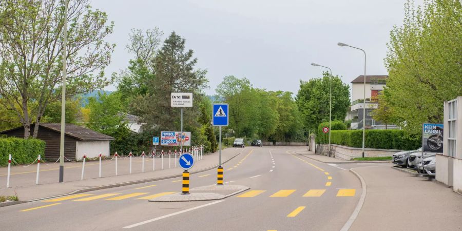 Ortseinfahrtsstrasse Richtung Männedorf im Kanton Zürich.