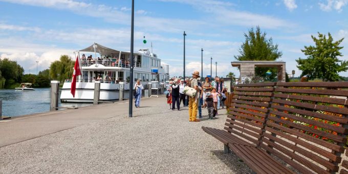 Die Seepromenade mit Schiff in Kreuzlingen. Die Seepromenade mit Schiff in Kreuzlingen.