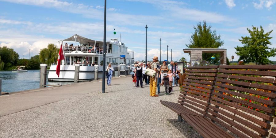 Die Seepromenade mit Schiff in Kreuzlingen.