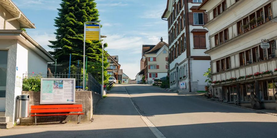 Hauptstrasse der Gemeinde Hemberg im Toggenburg im Kanton St. Gallen.