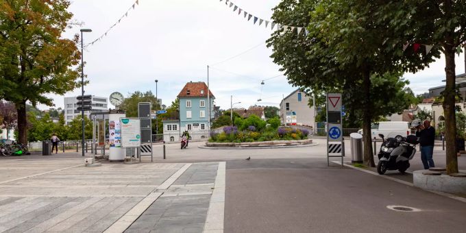 Aussicht vom Bahnhofplatz auf den Kreisel in Adliswil. Aussicht vom Bahnhofplatz auf den Kreisel in Adliswil.