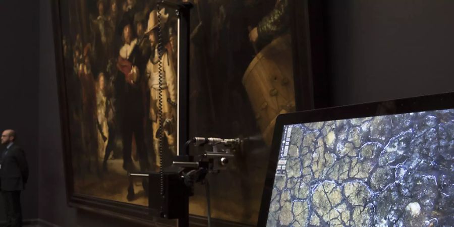 ARCHIV - Das Rijksmuseum in Amsterdam veröffentlichte auf seiner Website das bisher detaillierteste Foto des Meisterwerkes des holländischen Malers Rembrandt van Rijn in einer Grösse von 717 Gigapixel. Foto: Peter Dejong/AP/dpa