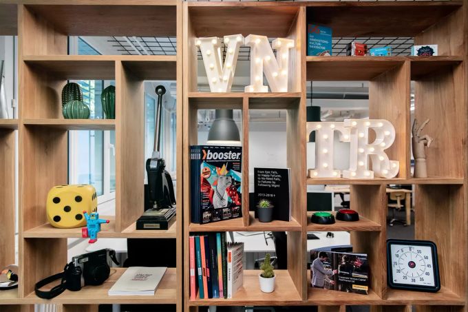 So wie der Bart nicht den Philosophen ausmacht, reicht das unkonventionelle Büro nicht, um Innovation gedeihen zu lassen. Mit dem richtigen Design kann man aber freiere Denkprozesse durchaus «katalysieren». Innovation Schweiz Post VNTR