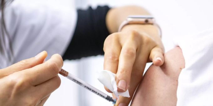 Nach anderen Kantonen hat auch Zug die Quarantänefristen den Empfehlungen des Bundesamtes für Gesundheit (BAG) angepasst. Geboosterte und Menschen, deren zweite Impfung weniger als vier Monate zurückliegt, müssen nicht in Quarantäne. (Archivbild) Nach anderen Kantonen hat auch Zug die Quarantänefristen den Empfehlungen des Bundesamtes für Gesundheit (BAG) angepasst. Geboosterte und Menschen, deren zweite Impfung weniger als vier Monate zurückliegt, müssen nicht in Quarantäne. (Archivbild)