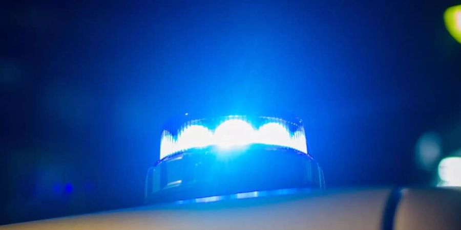 Für den 23-jährigen Österreicher hat seine Flucht mit einem Rettungswagen Folgen: Er hat nun eine Anzeige wegen unbefugten Gebrauchs von Fahrzeugen und Alkohol am Steuer am Hals. (Symbolbild). Foto: Fernando Gutierrez-Juarez/dpa-Zentralbild/dpa