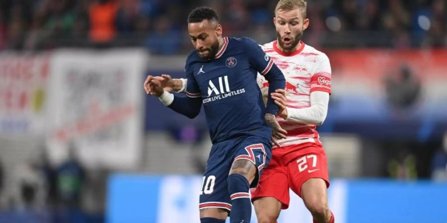 Der Leipziger Konrad Laimer (r) im Zweikampf mit PSG-Star Neymar. Foto: Robert Michael/dpa-Zentralbild/dpa