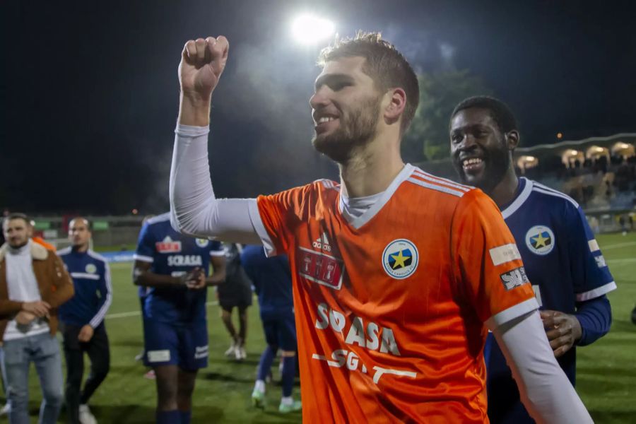 Damien Chappot, der Keeper der Genfer, wächst gegen die Bebbi über sich hinaus.