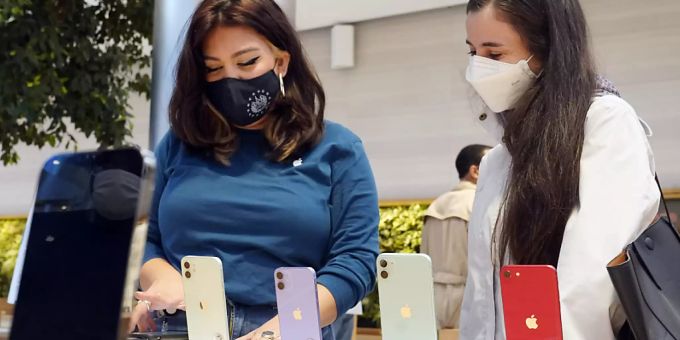 Zurück auf Platz zwei: Kundinnen in einem Apple-Shop in New York (Archivbild). Apple