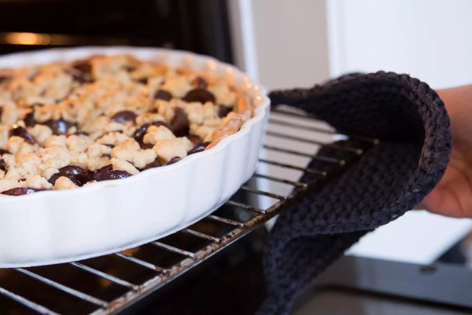 Über Pflaumen- oder andere Obst-Stückchen in der Auflaufform Streusel aus Mehl, Zucker und Butter geben und etwa 25 Minuten backen bis die Brösel goldgelb sind und fertig ist der Crumble. Crumble im Ofen