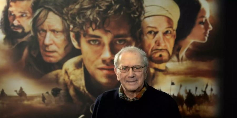 Noah Gordon 2013 vor Filmplakat von «Der Medicus»