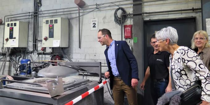 1. Metallgiesserei Matzendorf Martin Bobst erläutert Regierungsrätin Brigit Wyss und Naturparkpräsident Nino Joller die Herausforderung des Alugusses anhand eines Musters. Metallgiesserei Matzendorf
