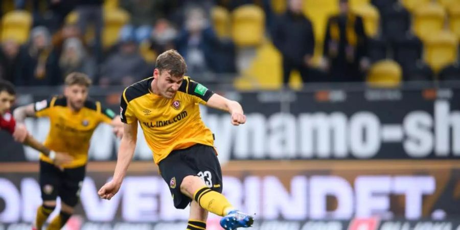 Christoph Daferner traf vom Elfmeterpunkt zum 1:0 für Dynamo. Foto: Robert Michael/dpa-Zentralbild/dpa