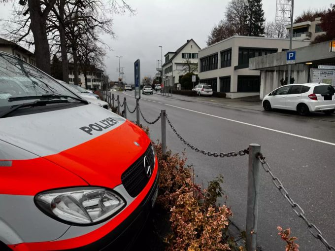 Die Strasse in Zollikon war nach dem Unfall für rund zwei Stunden gesperrt. Unfall Zollikon ZH